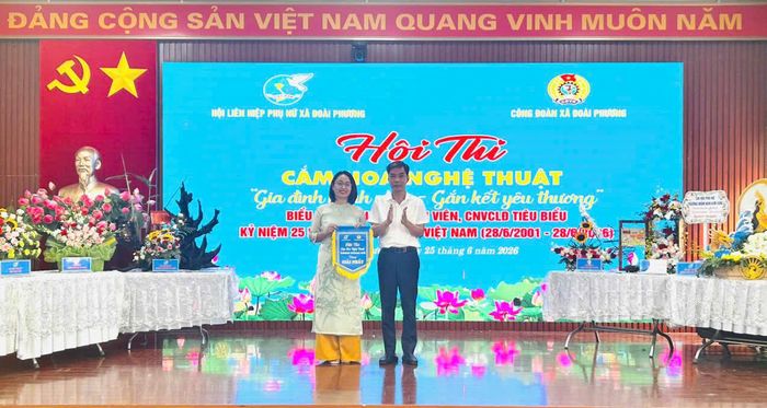 Trao thưởng cho gia đình đoạt giải nhất hội thi cắm hoa. Ảnh: Trần Hằng