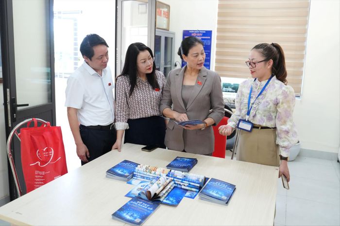 Đoàn khảo sát thực tế tại Nhà văn hóa thôn Mạch Tràng, xã Đông Anh. Ảnh: Vân Hà