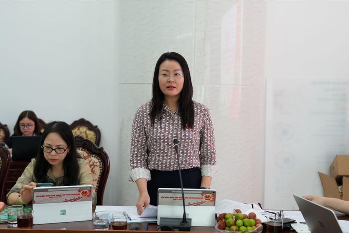 Thành viên đoàn giám sát nêu một số nội dung đề nghị xã làm rõ trong công tác khai thác, quản lý thiết chế văn hóa tại địa bàn. Ảnh: Vân Hà