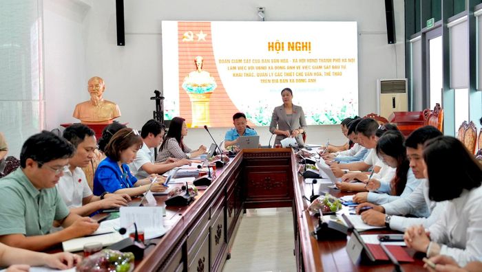 Quang cảnh buổi làm việc của đoàn giám sát với UBND xã Đông Anh. Ảnh: Vân Hà