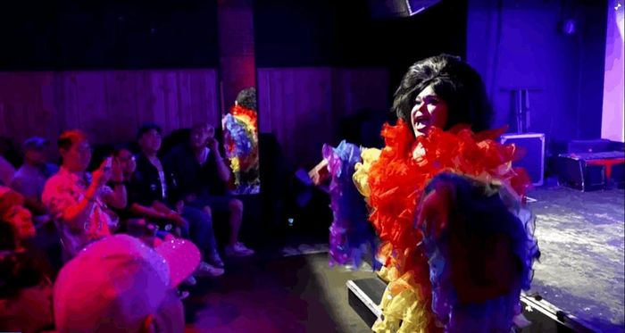 Một nghệ sĩ trình diễn drag trong khuôn khổ "Pride Match", sự kiện tôn vinh cộng đồng LGBTQ+. Ảnh chụp màn hình từ video của Reuters