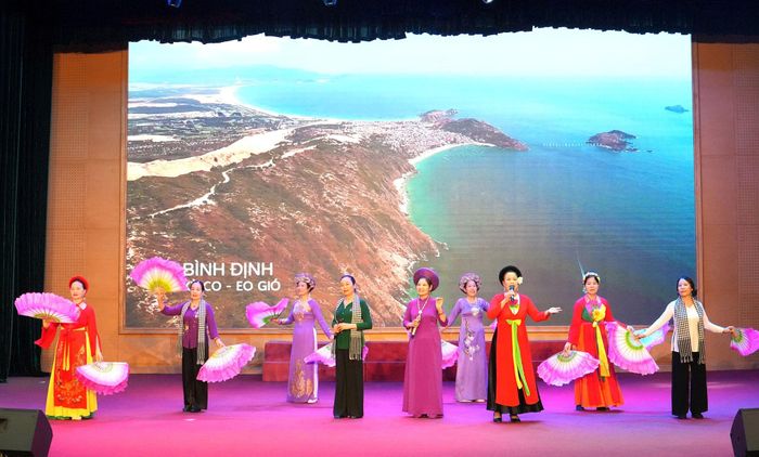 Tiết mục văn nghệ chào mừng chương trình kỷ niệm Ngày Gia đình Việt Nam tại phường Thanh Xuân. Ảnh: Tùng Lâm