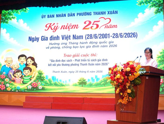 Bà Nguyễn Thu Trang, đại diện gia đình đạt giải, tham luận tại chương trình. Ảnh: Tùng Lâm