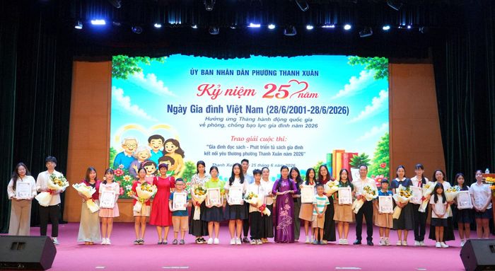 Phường Thanh Xuân trao giải cuộc thi “Gia đình đọc sách - Phát triển tủ sách gia đình kết nối yêu thương” năm 2026. Ảnh: Tùng Lâm