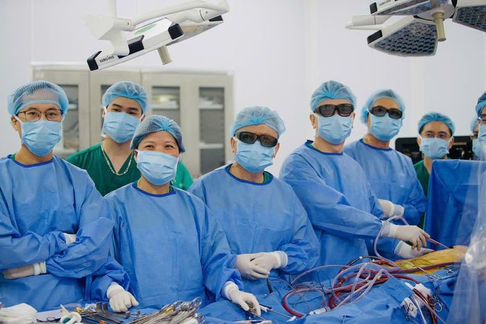 Niềm vui của các bác sĩ khi tổn thương của người bệnh được giải quyết triệt để, đồng thời, cấu trúc lồng ngực hoàn toàn được bảo tồn. Ảnh: BVCC