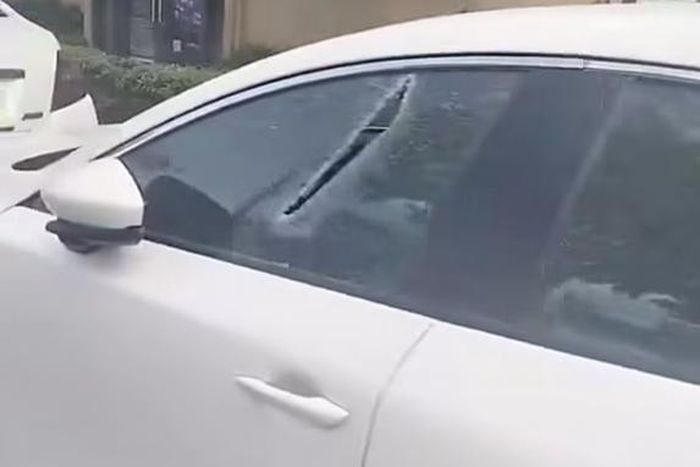 Hàng loạt xe ô tô bị chém hư hỏng kính ghế lái và ghế phụ. Ảnh cắt từ video
