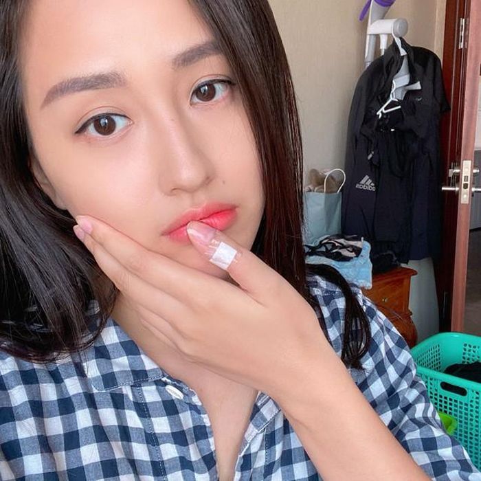 Cách đây không lâu, Mai Phương Thúy không ngần ngại chia sẻ khoảnh khắc đời thường khi chuẩn bị đồ đi Châu Âu.