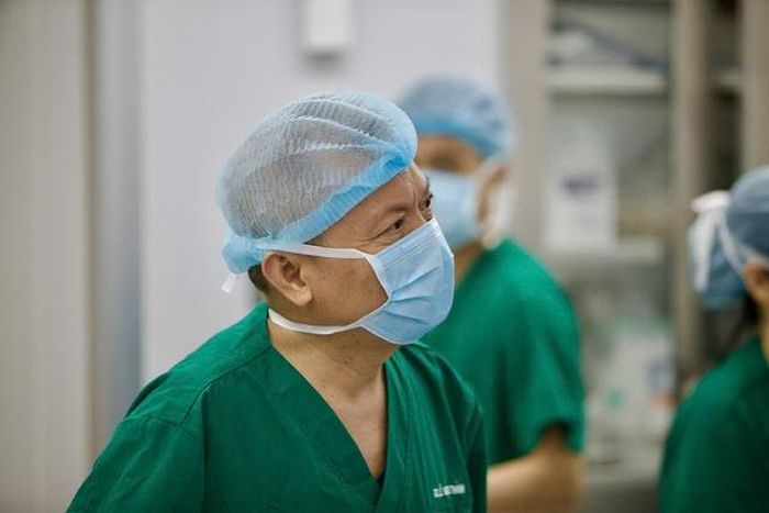 GSTS.TTND Lê Ngọc Thành xúc động chia sẻ sau ca mổ. Ảnh BVCC