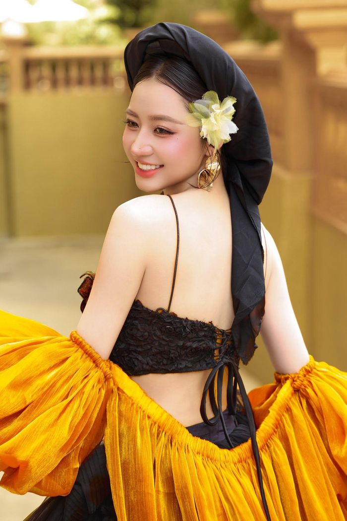 Theo BTC, Đinh Kim Chi sinh năm 2002, đến từ Hưng Yên (Thái Bình cũ), tốt nghiệp Khoa Du lịch - Đại học Mở Hà Nội.