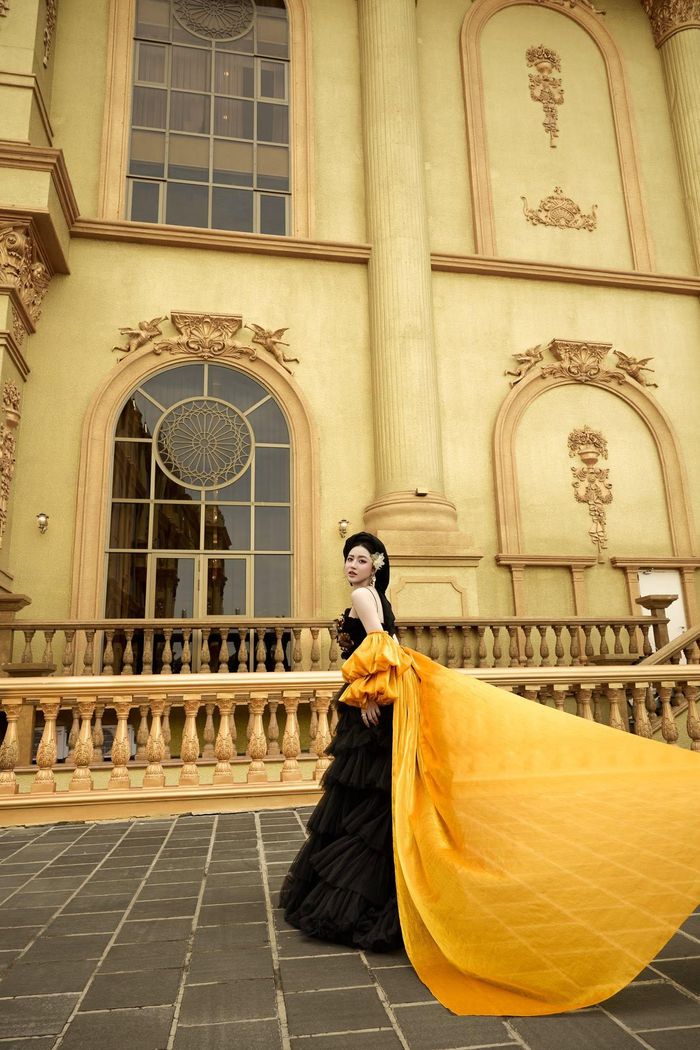Ngoài theo đuổi ánh đèn sân khấu, Đinh Kim Chi dành thời gian nghiên cứu mô hình kinh doanh, vận hành doanh nghiệp, xây dựng thương hiệu và quản trị con người.