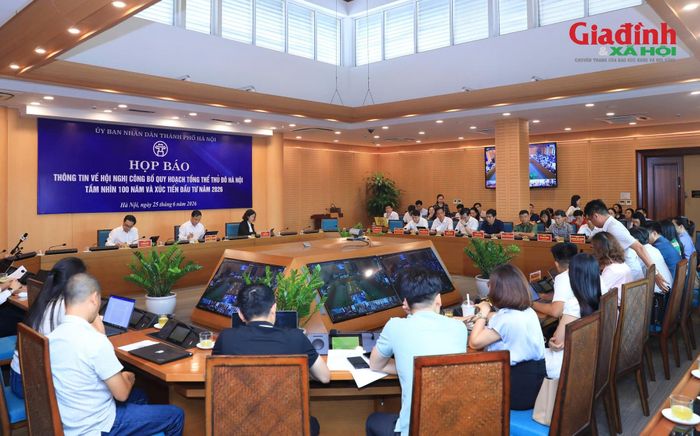 Toàn cảnh buổi họp báo thông tin về Hội nghị Công bố Quy hoạch Tổng thể Thủ đô Hà Nội tầm nhìn 100 năm và xúc tiến đầu tư năm 2026. Ảnh: Bảo Loan