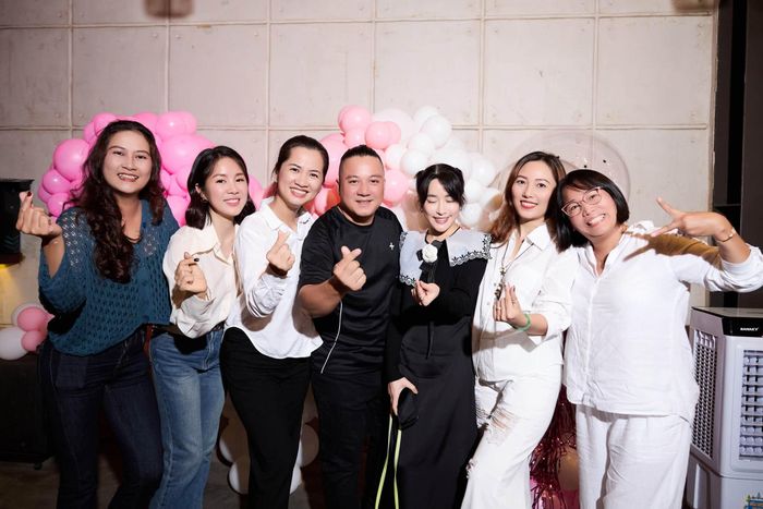 "Tính luôn 3 năm học hành là đã tròn 23 năm tình nghĩa. Thật vui vì mọi người vẫn khỏe mạnh và hạnh phúc. Và dù “ta cũng có niềm chưa vui, mất ngàn ngày để vơi.. Nhưng đã qua cả rồi! Khi vui hẵng nhớ!”. CDV-K8 ơi!", cô chia sẻ.