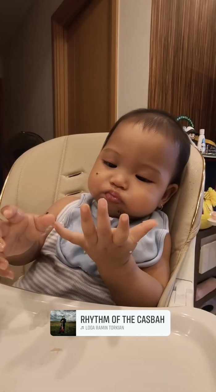 Bé Harley - con gái H'Hen Niê và Tuấn Khôi lại khiến người hâm mộ thích thú với lịch trình "bận rộn": Chạy bộ và ăn dặm. "Nhìn ẻm ăn cái tự thấy thèm Kiwi luôn", ông xã H'Hen Niê chia sẻ.