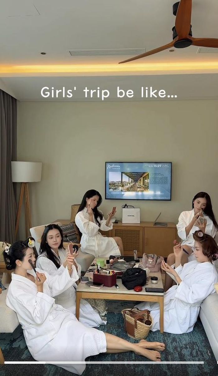 Trần Tiểu Vy thích thú khoe video, hình ảnh cùng hội bạn thân đi biển: "Mấy bà bạn, lâu lâu được đi biển kiểu...".