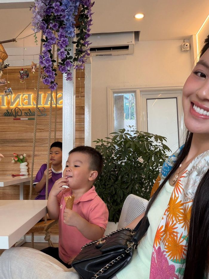 Bé Lindo - con trai Quang Hải sau khi được mẹ đưa đi gặp bố thì được "thưởng": "Đưa cậu cả đi ăn kem Ý". Cậu nhóc nhà Quang Hải được khen vẻ ngoài bụ bẫm đáng yêu.