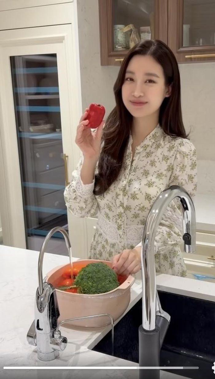 Đỗ Mỹ Linh gần đây đã dần tái xuất mạng xã hội sau khi sinh con thứ 2. Không chỉ tập trung chăm con, cô mới chia sẻ video nội trợ đảm đang khi cắm hoa, rửa rau...