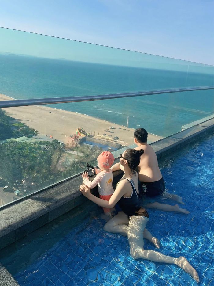 Nhật Kim Anh tranh thủ kỳ nghỉ hè để đưa 2 con đi du lịch biển. "Hạnh phúc là khi được nhìn các con vui vẻ, bình an và lớn lên trong tình yêu thương. Chỉ vậy thôi cũng đủ thấy cuộc đời thật viên mãn rồi!", cô chia sẻ.