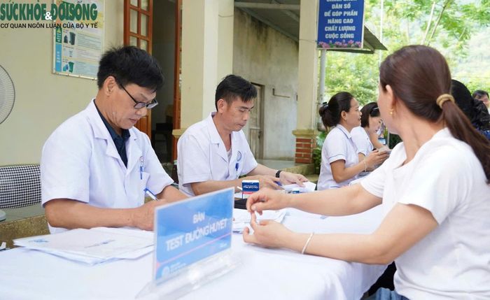 Bác sĩ Bệnh viện Nội tiết Nghệ An khám cho người dân trong chương trình khám sàng lọc miễn phí tại cơ sở.