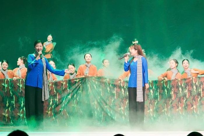 Chương trình nghệ thuật "Áo xanh gọi tương lai" chào mừng Đại hội.