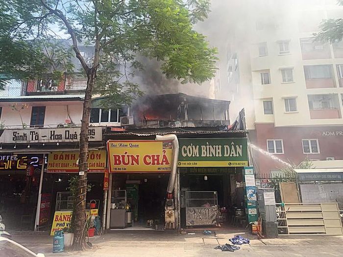 Hiện trường vụ cháy nhà trên phố Đội Cấn xảy ra vào sáng ngày 25/6.