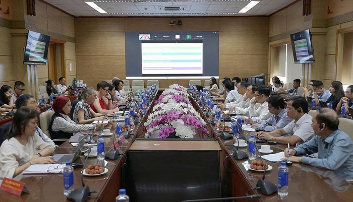 Quang cảnh buổi báo cáo kết quả đánh giá của WHO tại Bộ Y tế.