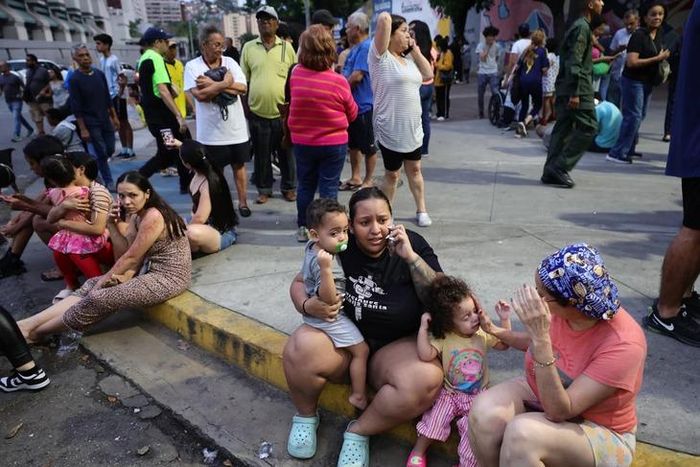 Người dân hoảng loạn đổ ra đường sau trận động đất ngày 24/6 ở Caracas. Ảnh: Federico Parra/Getty Images