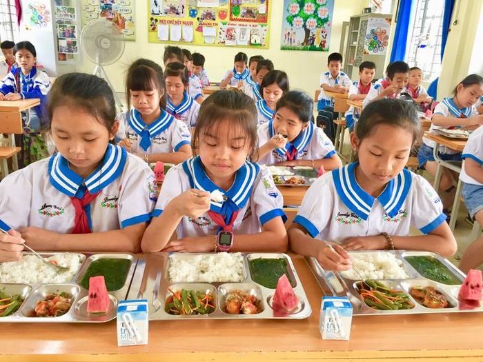 Hình ảnh tại chương trình Mô hình điểm “Bữa ăn học đường đảm bảo dinh dưỡng hợp lý kết hợp tăng cường hoạt động thể lực cho trẻ em, học sinh, sinh viên Việt Nam”.