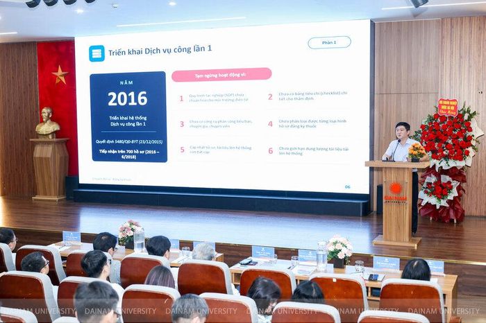 Đại diện Cục Quản lý Dược báo cáo về ứng dụng chuyển đổi số trong ngành dược tại hội thảo.