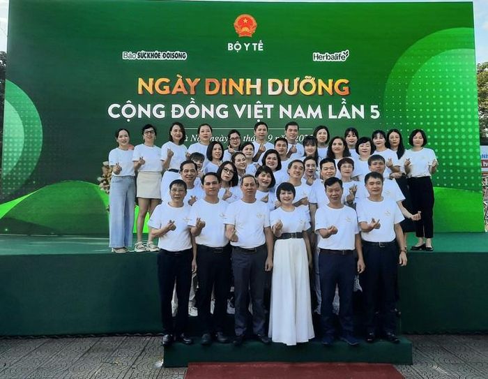 Các thành viên Bệnh viện Da liễu Trung ương, Ban tổ chức chụp ảnh lưu niệm với TTƯT.GS.TS. Trần Văn Thuấn – Thứ trưởng Bộ Y tế, Chủ tịch Hội đồng Y khoa Quốc gia - trước giờ khai mạc chương trình Ngày Dinh dưỡng cộng đồng Việt Nam lần 5.