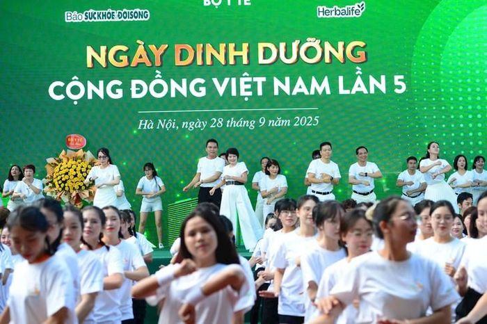Tiết mục Flashmob của chương trình Lần 7 do Bệnh viện Da liễu Trung ương trực tiếp biên đạo và biểu diễn.