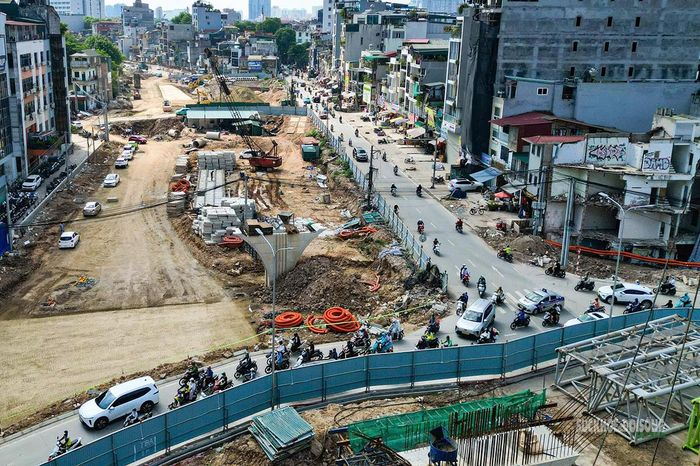 Máy móc, cần cẩu và thiết bị chuyên dụng được huy động tại khu vực thi công.