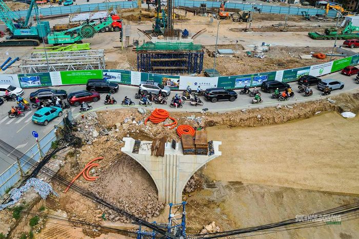 Nhiều phương tiện di chuyển chậm qua khu vực rào chắn công trường.