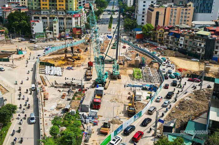 Khu vực rào chắn phục vụ thi công nhà ga S3 tuyến metro số 5 Văn Cao - Hòa Lạc.