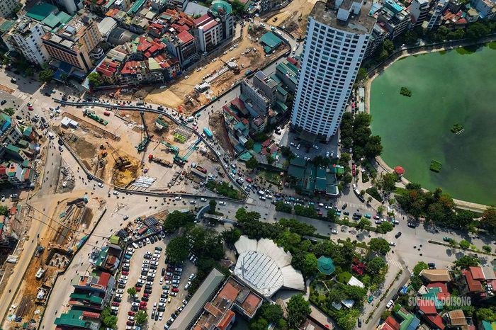 Đại công trường nằm giữa khu dân cư đông đúc, cạnh các trục đường lớn và hồ điều hòa.