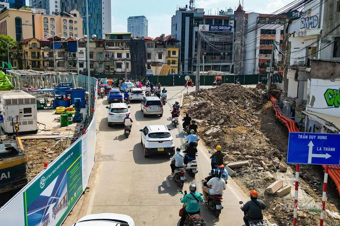 Giao thông qua nút Nguyễn Chí Thanh - La Thành được tổ chức lại trong thời gian thi công.