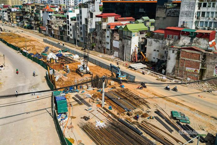 Vật liệu xây dựng, cấu kiện bê tông và thiết bị thi công được tập kết dọc công trường.