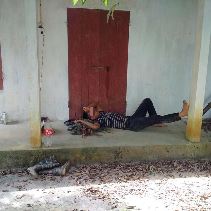 Không ít người lao động tự do tranh thủ tìm đến những mái hiên để nghỉ ngơi, tránh nắng trong giờ nghỉ trưa. Với không ít người mưu sinh ngoài trời, một chỗ nằm tạm giữa trưa hè cũng trở thành nơi "trú ẩn" quý giá giữa những ngày Thủ đô nóng như chảo lửa.