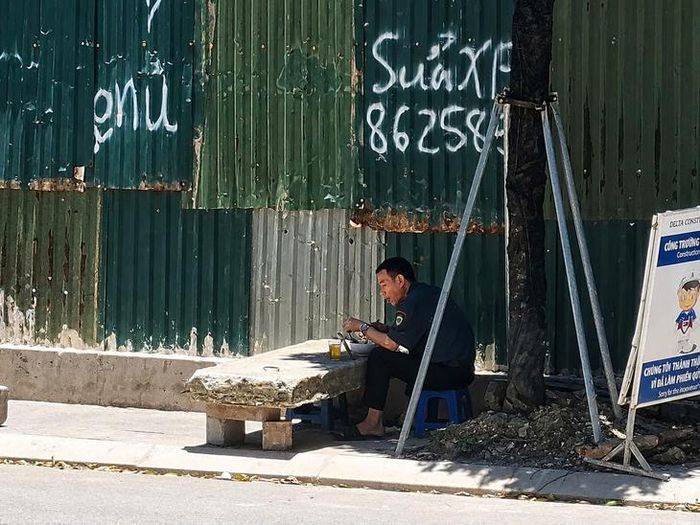 Khoảng bóng râm ít ỏi ở công trường cũng trở thành nơi nghỉ ngơi, ăn trưa của công nhân giữa nắng nóng gay gắt.