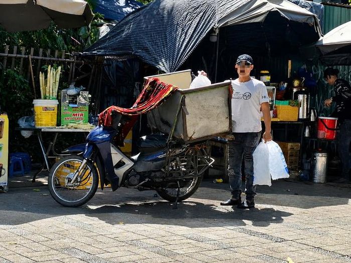Tại các quán nước ven đường, nhu cầu sử dụng nước giải khát, trà đá, nước mía hay các loại đồ uống lạnh tăng mạnh. Nhiều người tranh thủ ghé vào các điểm bán nước để nghỉ ngơi ít phút trước khi tiếp tục công việc.