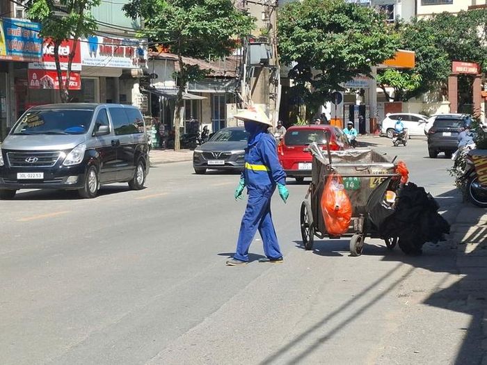 Đối với những lao động tự do, tài xế xe ôm công nghệ, người bán hàng rong hay công nhân làm việc ngoài trời, việc phải chống chọi với thời tiết khắc nghiệt là điều không thể tránh khỏi. Nhiều người trang bị thêm áo chống nắng, khẩu trang, kính râm, quạt cầm tay và liên tục bổ sung nước để hạn chế tình trạng mất sức do nắng nóng.