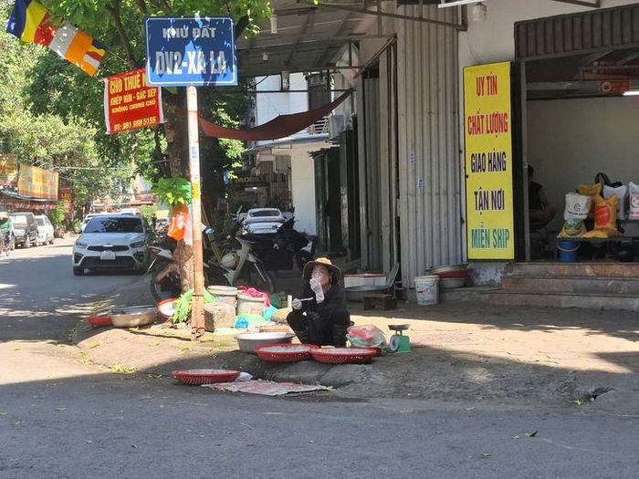 Có những người lao động vừa bán hàng, vừa tranh thủ ăn cốc chè để xua tan cái nóng và hạ nhiệt cơ thể.