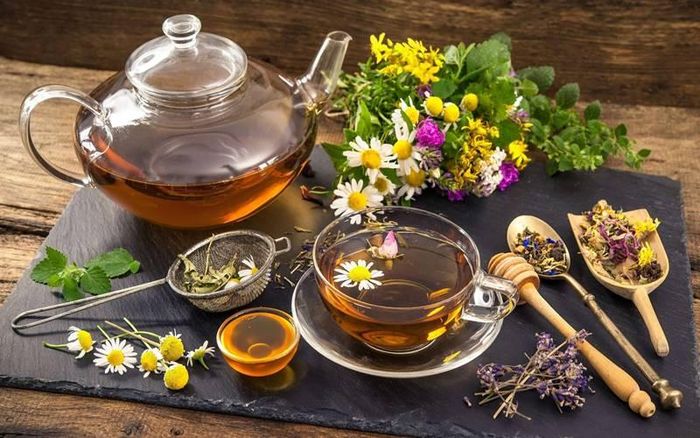 Sử dụng trà thảo mộc hỗ trợ giấc ngủ.