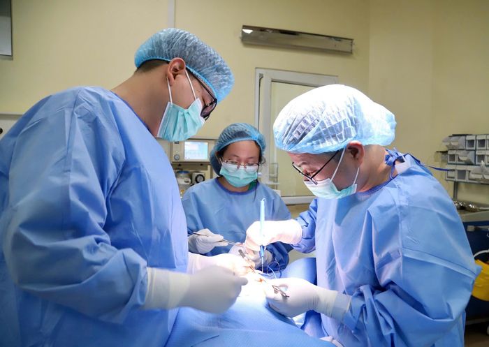 Ê kíp y bác sĩ Bệnh viện K phẫu thuật cho bệnh nhân.
