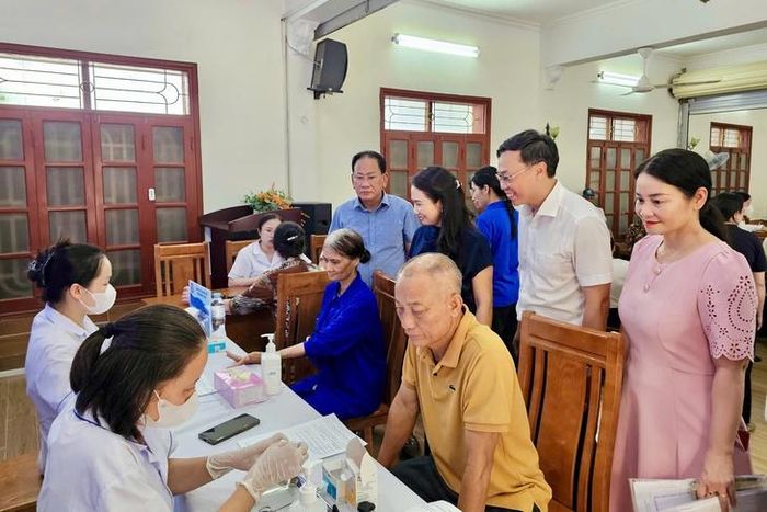 Lãnh đạo phường Hải An thăm hỏi, động viên người dân tham gia chương trình khám sức khỏe miễn phí. Ảnh: Hồng Nhung