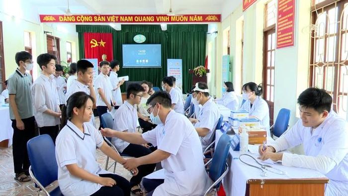 Hơn 1.100 học sinh trường THCS Nam Hà được các bác sĩ Bệnh viện Nhi Hải Phòng khám sức khỏe miễn phí 2026. Ảnh: CTTDT KA