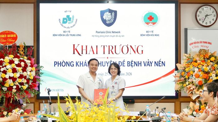 TS.BS Bùi Long, Phó Giám đốc Bệnh viện Hữu Nghị trao Quyết định thành lập Phòng khám chuyên đề bệnh vảy nến cho TS.BS Nguyễn Thị Kim Hương, Trưởng khoa Da liễu của bệnh viện.