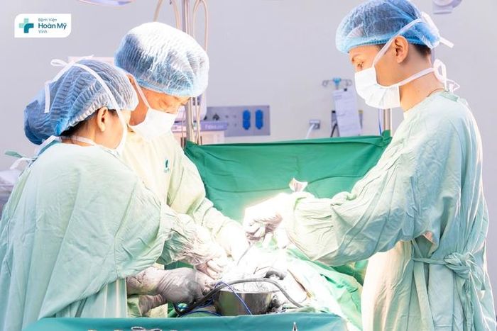 Ê-kíp bác sĩ Bệnh viện Hoàn Mỹ Vinh thực hiện ca mổ lấy thai kết hợp bóc khối u buồng trứng kích thước gần 20cm cho sản phụ mang thai nguy cơ cao.