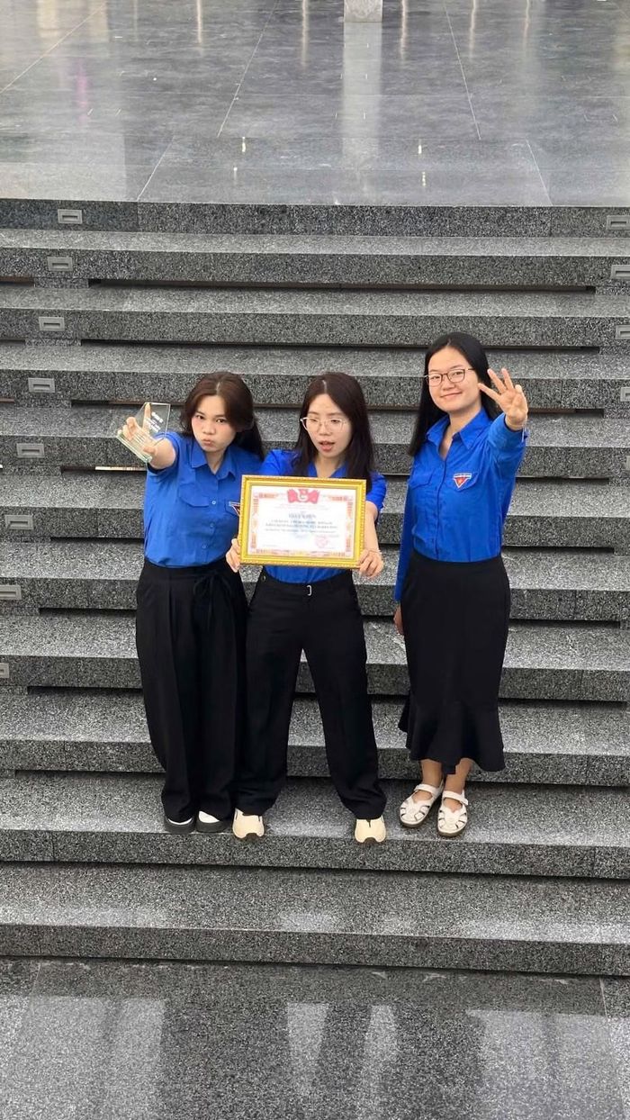  Bạn Trần Mai Linh (phải) cùng Nguyễn Bùi Bảo Quyên (trái) và Võ Ngọc Huyền (giữa). 