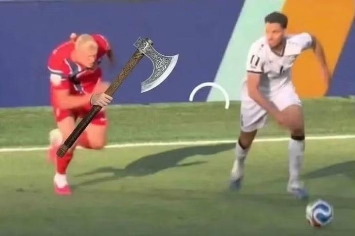 Trên sân cỏ, Erling Haaland cũng không quên "tấu hài".