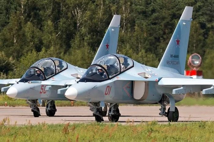 Mặc dù không có lớp giáp bảo vệ mạnh mẽ như Su-25, nhưng thay vào đó Yak-130M sẽ có nhiều cơ hội hơn để sử dụng vũ khí dẫn đường.